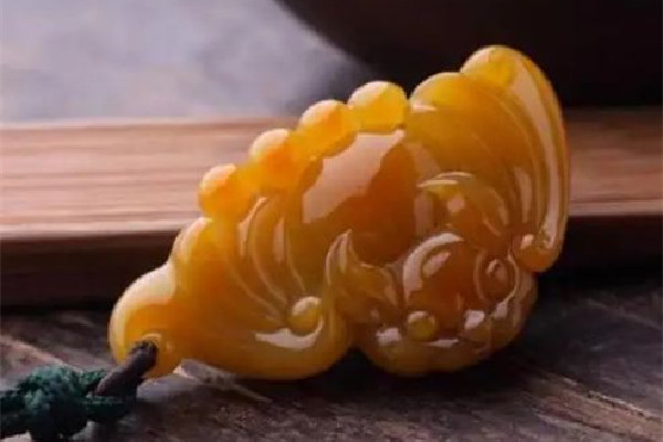 黃翡翠種水等級(jí)劃分 黃翡翠有點(diǎn)黑色雜質(zhì)正常嗎 黃翡翠種水等級(jí)劃分 黃翡翠有點(diǎn)黑色雜質(zhì)正常嗎