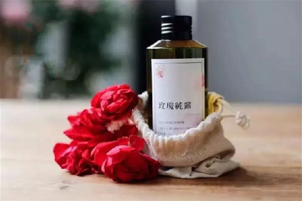 玫瑰純露的功效和作用 玫瑰純露可以美白嗎 玫瑰純露的功效和作用 玫瑰純露可以美白嗎