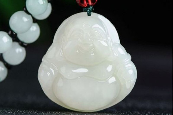 玉佛吊墜怎么清洗 玉佛吊墜可以用酒精擦嗎 玉佛吊墜怎么清洗 玉佛吊墜可以用酒精擦嗎