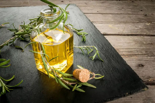 迷迭香精油一次用多少 迷迭香精油用多久有效果 迷迭香精油一次用多少 迷迭香精油用多久有效果