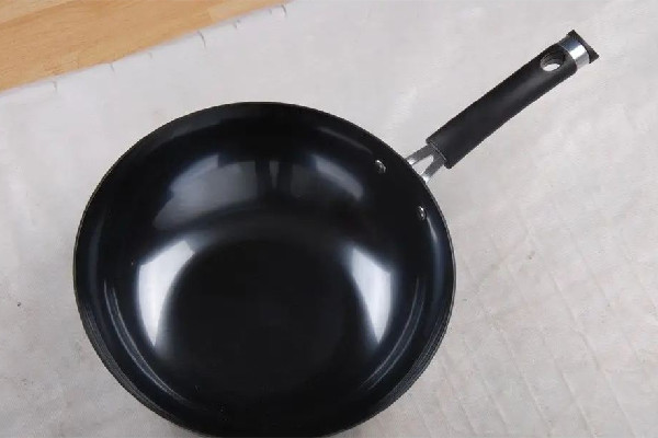 鐵鍋里面的黑垢怎樣去除 鐵鍋為什么一擦有黑色 鐵鍋里面的黑垢怎樣去除 鐵鍋為什么一擦有黑色