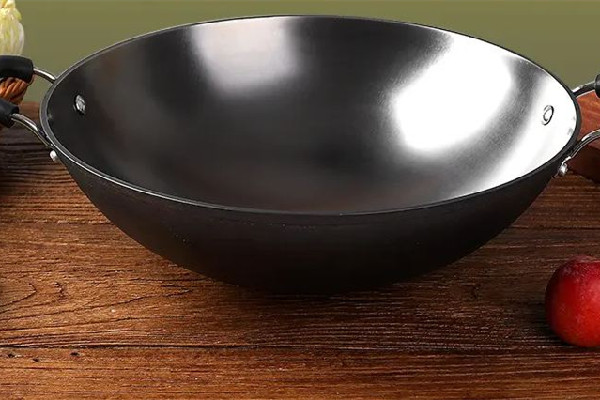 鐵鍋要用洗潔精嗎 鐵鍋用什么清洗比較好 鐵鍋要用洗潔精嗎 鐵鍋用什么清洗比較好
