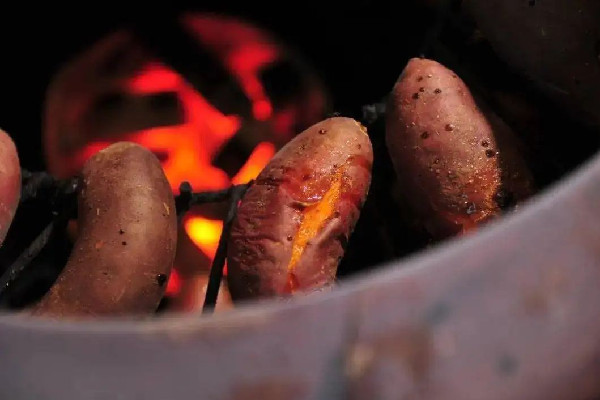 男子帶兒子體驗烤紅薯引發(fā)火災 烤紅薯怎么烤好吃 男子帶兒子體驗烤紅薯引發(fā)火災 烤紅薯怎么烤好吃