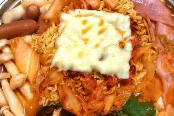 部隊(duì)火鍋的做法 部隊(duì)火鍋要放些什么食材 部隊(duì)火鍋的做法 部隊(duì)火鍋要放些什么食材