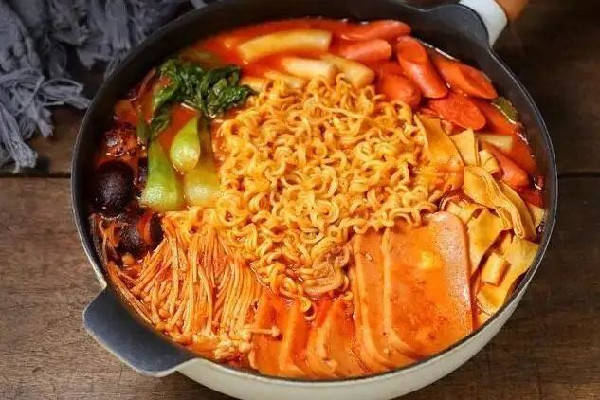 部隊(duì)火鍋的做法 部隊(duì)火鍋要放些什么食材 部隊(duì)火鍋的做法 部隊(duì)火鍋要放些什么食材