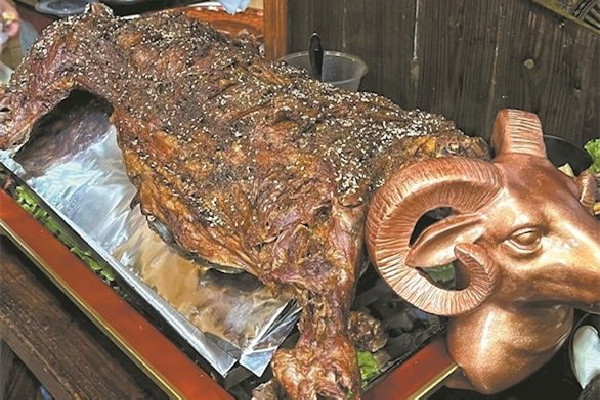 顧客吐槽烤全羊烤糊遭索賠2萬 烤全羊是哪里的特色美食 顧客吐槽烤全羊烤糊遭索賠2萬 烤全羊是哪里的特色美食