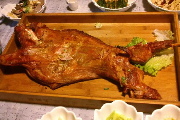 顧客吐槽烤全羊烤糊遭索賠2萬 烤全羊是哪里的特色美食 顧客吐槽烤全羊烤糊遭索賠2萬 烤全羊是哪里的特色美食
