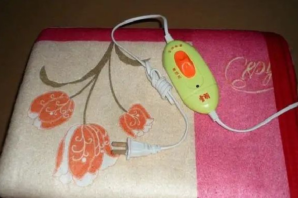 電熱毯怎么用才是正確的 電熱毯要放在褥子下面還是上面 電熱毯怎么用才是正確的 電熱毯要放在褥子下面還是上面
