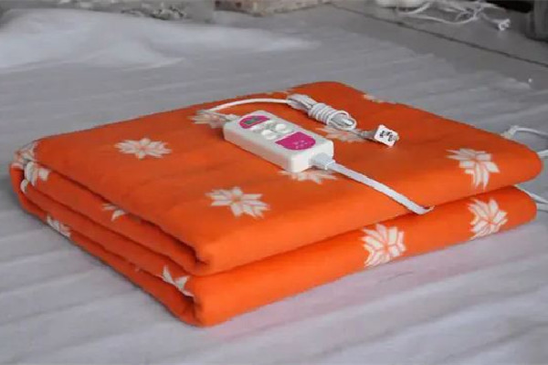 電熱毯怎么用才是正確的 電熱毯要放在褥子下面還是上面 電熱毯怎么用才是正確的 電熱毯要放在褥子下面還是上面