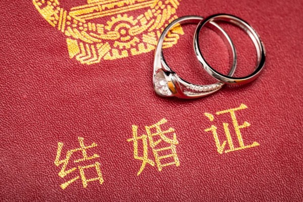 新娘坐婚車內(nèi)臨出發(fā)時仍在談生意 結(jié)婚有什么流程 新娘坐婚車內(nèi)臨出發(fā)時仍在談生意 結(jié)婚有什么流程