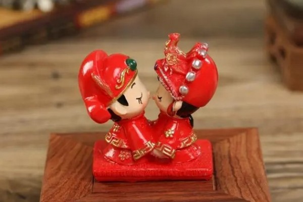 新娘坐婚車內(nèi)臨出發(fā)時仍在談生意 結(jié)婚有什么流程 新娘坐婚車內(nèi)臨出發(fā)時仍在談生意 結(jié)婚有什么流程