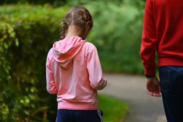 兒子劃傷豪車爸爸讓其拿現(xiàn)金道歉 孩子犯錯家長應(yīng)該怎樣教育