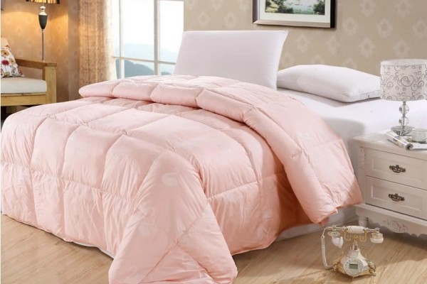 羽絨被和蠶絲被哪個更好 羽絨被是什么時候蓋的 羽絨被和蠶絲被哪個更好 羽絨被是什么時候蓋的