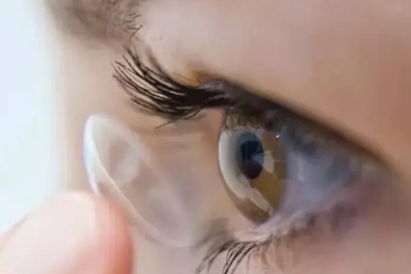 男子新婚夜忘摘隱形眼球變白 隱形眼鏡對眼睛有傷害嗎 男子新婚夜忘摘隱形眼球變白 隱形眼鏡對眼睛有傷害嗎