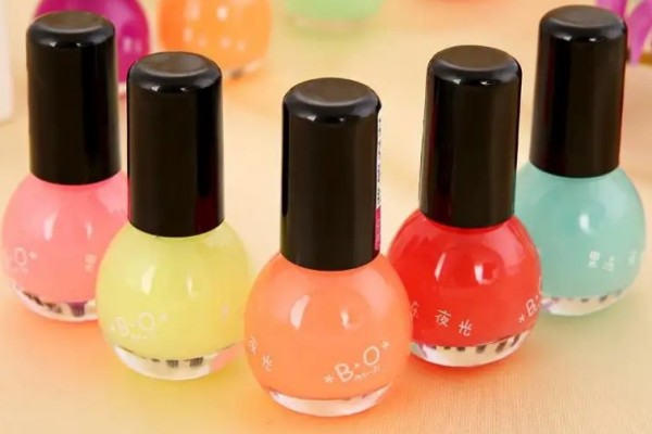 護(hù)甲油是底油還是亮油 護(hù)甲油是什么 護(hù)甲油是底油還是亮油 護(hù)甲油是什么