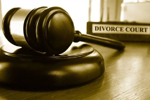 男子拿女同學照片拼接不雅照被抓 誣陷別人名譽是什么罪 男子拿女同學照片拼接不雅照被抓 誣陷別人名譽是什么罪