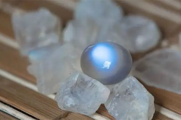 月光石怎么區(qū)分好壞 月光石的品質(zhì)怎么看 月光石怎么區(qū)分好壞 月光石的品質(zhì)怎么看