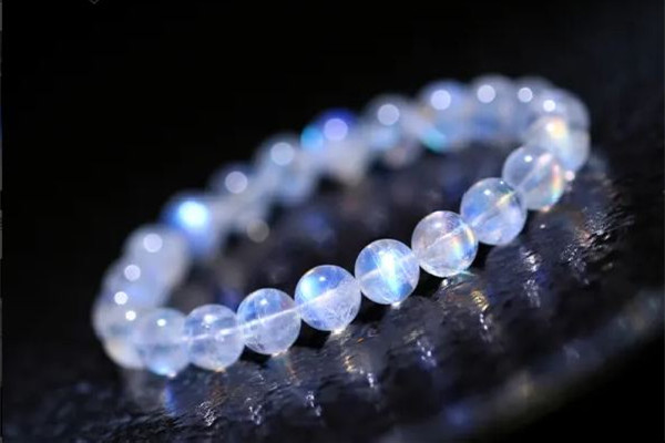 月光石怎么辨別真假 月光石會(huì)發(fā)光嗎 月光石怎么辨別真假 月光石會(huì)發(fā)光嗎