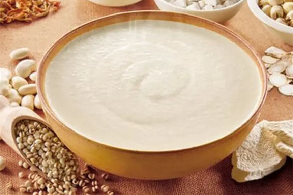 婆婆給剛出生9天寶寶喂米糊 米糊幾個(gè)月寶寶可以吃 婆婆給剛出生9天寶寶喂米糊 米糊幾個(gè)月寶寶可以吃