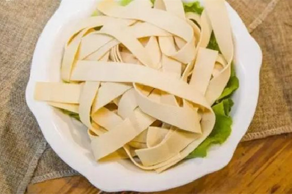 千張是豆制品嗎 千張和豆腐皮的區(qū)別 千張是豆制品嗎 千張和豆腐皮的區(qū)別