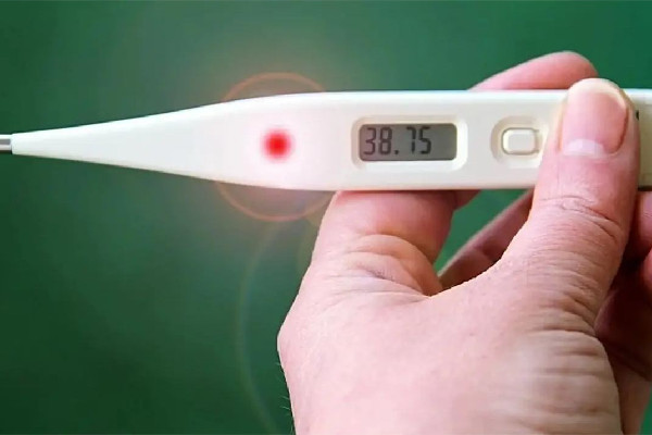 男子發(fā)燒近40度床上印出人形汗印 發(fā)燒40度怎么退燒快 男子發(fā)燒近40度床上印出人形汗印 發(fā)燒40度怎么退燒快