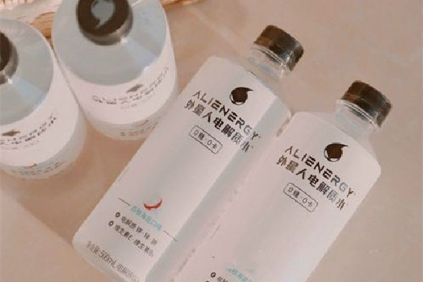 電解質水是運動飲料嗎 電解質水和普通水有什么區(qū)別 電解質水是運動飲料嗎 電解質水和普通水有什么區(qū)別