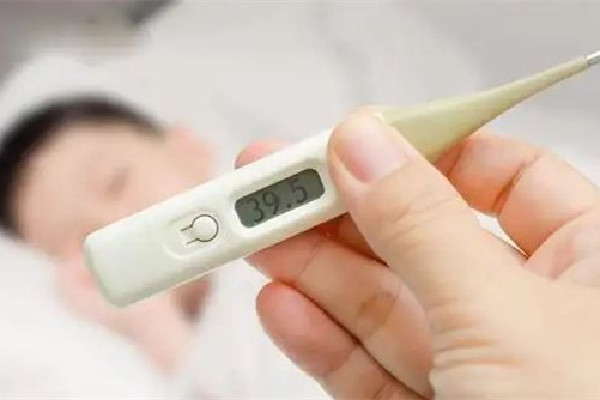 1歲寶寶高燒39度頭頂直冒煙 寶寶發(fā)燒39.5度的最佳處理方法 1歲寶寶高燒39度頭頂直冒煙 寶寶發(fā)燒39.5度的最佳處理方法