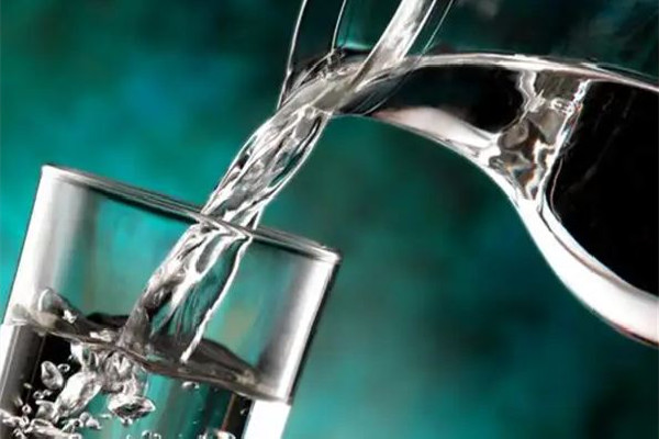 一新冠患者因過量飲水導(dǎo)致水中毒 感冒喝水有什么作用 一新冠患者因過量飲水導(dǎo)致水中毒 感冒喝水有什么作用