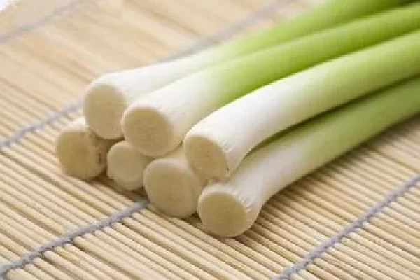 蔥白水要熬多久 蔥白水的正確做法 蔥白水要熬多久 蔥白水的正確做法