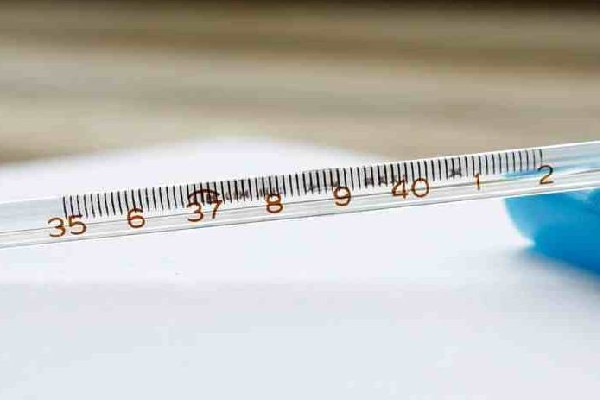 發(fā)燒用酒精擦哪里退燒 發(fā)燒用酒精敷額頭可以嗎 發(fā)燒用酒精擦哪里退燒 發(fā)燒用酒精敷額頭可以嗎