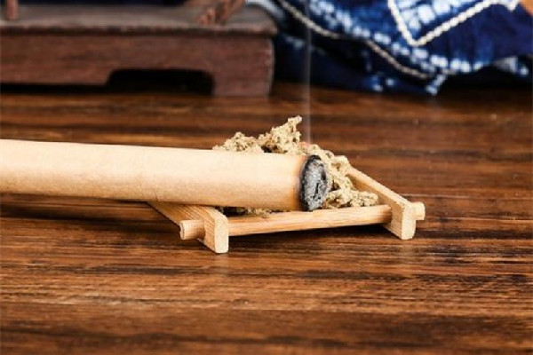 艾條怎么分辨好壞 艾條有煙的好還是沒煙的好 艾條怎么分辨好壞 艾條有煙的好還是沒煙的好