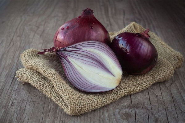 女子一家三口發(fā)燒用洋蔥退熱成功 洋蔥可以退燒嗎 女子一家三口發(fā)燒用洋蔥退熱成功 洋蔥可以退燒嗎