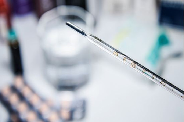 女子發(fā)燒躺10多天頭發(fā)變成離子燙 發(fā)燒洗頭發(fā)有什么影響 女子發(fā)燒躺10多天頭發(fā)變成離子燙 發(fā)燒洗頭發(fā)有什么影響