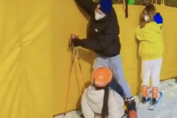 滑雪不會剎車女生一路靠吼下坡 滑雪需要戴什么東西 滑雪不會剎車女生一路靠吼下坡 滑雪需要戴什么東西