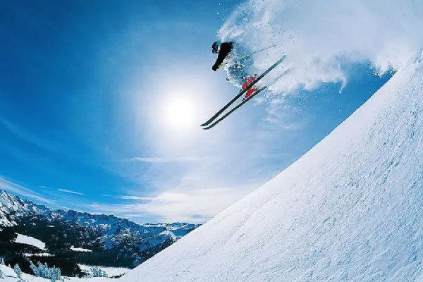 滑雪不會剎車女生一路靠吼下坡 滑雪需要戴什么東西 滑雪不會剎車女生一路靠吼下坡 滑雪需要戴什么東西