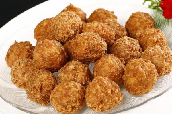 炸肉丸要用什么面粉 炸肉丸面粉和淀粉的比例是多少 炸肉丸要用什么面粉 炸肉丸面粉和淀粉的比例是多少