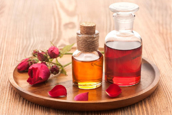 護(hù)膚精油的作用與功效 護(hù)膚精油可以直接涂臉上嗎 護(hù)膚精油的作用與功效 護(hù)膚精油可以直接涂臉上嗎