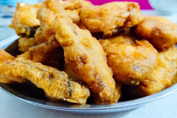 炸魚(yú)塊不粘鍋的方法和技巧 炸魚(yú)塊油溫幾成熱下鍋?zhàn)詈? alt=