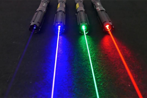 男子開車時被激光筆照射 激光筆對眼睛的危害 男子開車時被激光筆照射 激光筆對眼睛的危害