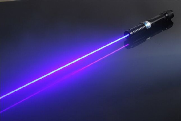 男子開車時被激光筆照射 激光筆對眼睛的危害 男子開車時被激光筆照射 激光筆對眼睛的危害