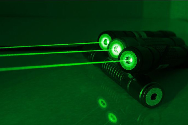 男子開車時(shí)被激光筆照射 激光筆對眼睛的危害