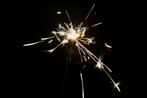 女子網(wǎng)購(gòu)100根仙女棒收到100根鐵絲 仙女棒煙花有哪幾種 女子網(wǎng)購(gòu)100根仙女棒收到100根鐵絲 仙女棒煙花有哪幾種