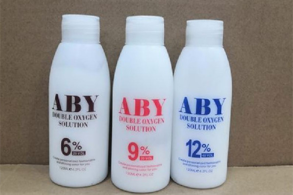 雙氧奶要停留多久 雙氧奶停留時(shí)間長(zhǎng)了傷頭發(fā)嗎 雙氧奶要停留多久 雙氧奶停留時(shí)間長(zhǎng)了傷頭發(fā)嗎