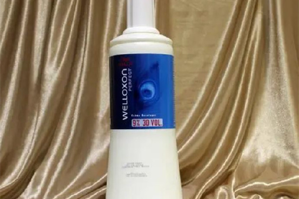 雙氧奶和染發(fā)膏攪拌后多長時(shí)間有效 雙氧奶和染發(fā)膏一起攪拌嗎 雙氧奶和染發(fā)膏攪拌后多長時(shí)間有效 雙氧奶和染發(fā)膏一起攪拌嗎