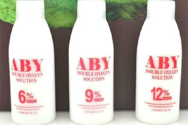 雙氧奶和染發(fā)膏攪拌后多長時(shí)間有效 雙氧奶和染發(fā)膏一起攪拌嗎 雙氧奶和染發(fā)膏攪拌后多長時(shí)間有效 雙氧奶和染發(fā)膏一起攪拌嗎