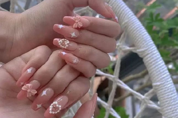 老板花160分鐘做生蠔美甲圓顧客夢(mèng) 美甲做一次多長(zhǎng)時(shí)間 老板花160分鐘做生蠔美甲圓顧客夢(mèng) 美甲做一次多長(zhǎng)時(shí)間