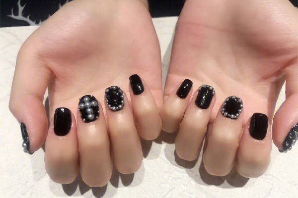 老板花160分鐘做生蠔美甲圓顧客夢(mèng) 美甲做一次多長(zhǎng)時(shí)間 老板花160分鐘做生蠔美甲圓顧客夢(mèng) 美甲做一次多長(zhǎng)時(shí)間