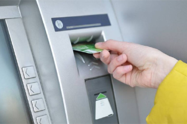 男子從工行取錢存農(nóng)商行被認(rèn)定假幣 銀行取錢會記錄鈔票號碼嗎 男子從工行取錢存農(nóng)商行被認(rèn)定假幣 銀行取錢會記錄鈔票號碼嗎