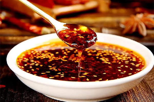 辣椒油怎么做才能又辣又香又紅 辣椒油要熬制多長時間 辣椒油怎么做才能又辣又香又紅 辣椒油要熬制多長時間