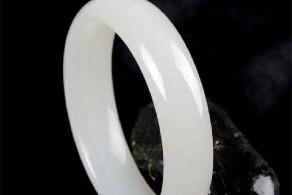 白玉手鐲戴著變黃什么原因 白玉手鐲怎么保養(yǎng) 白玉手鐲戴著變黃什么原因 白玉手鐲怎么保養(yǎng)